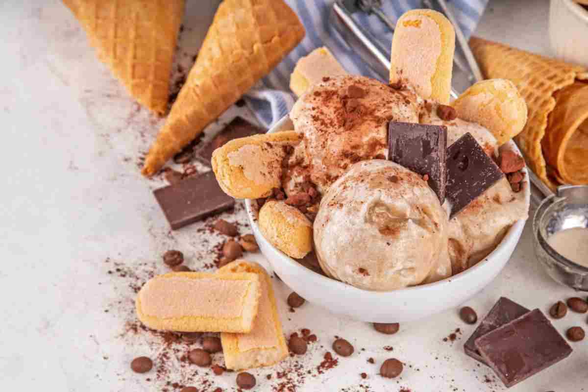 gelato al tiramisù tra cialde e savoiardi