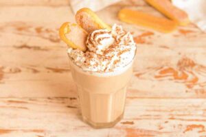 Gelato al tiramisù in un bicchiere