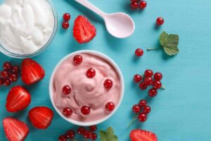 su un tavolo gelato allo yogurt, frutta e un cucchiaino