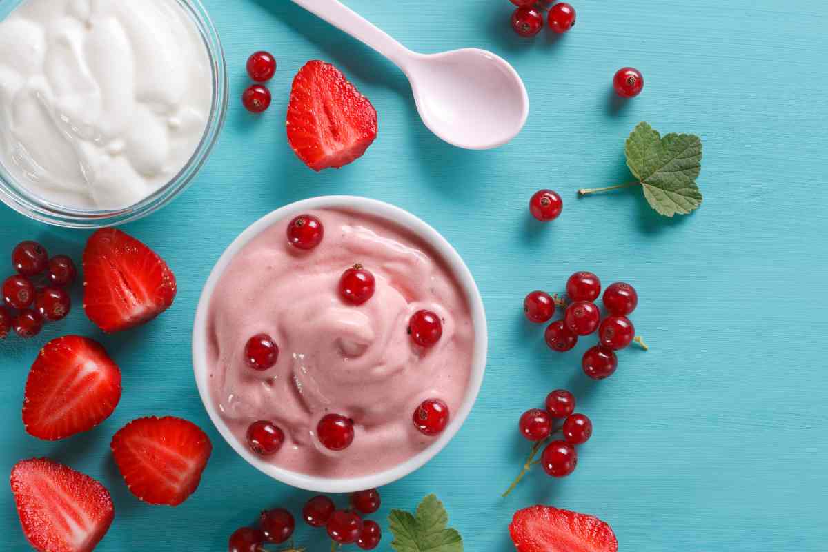 su un tavolo gelato allo yogurt, frutta e un cucchiaino
