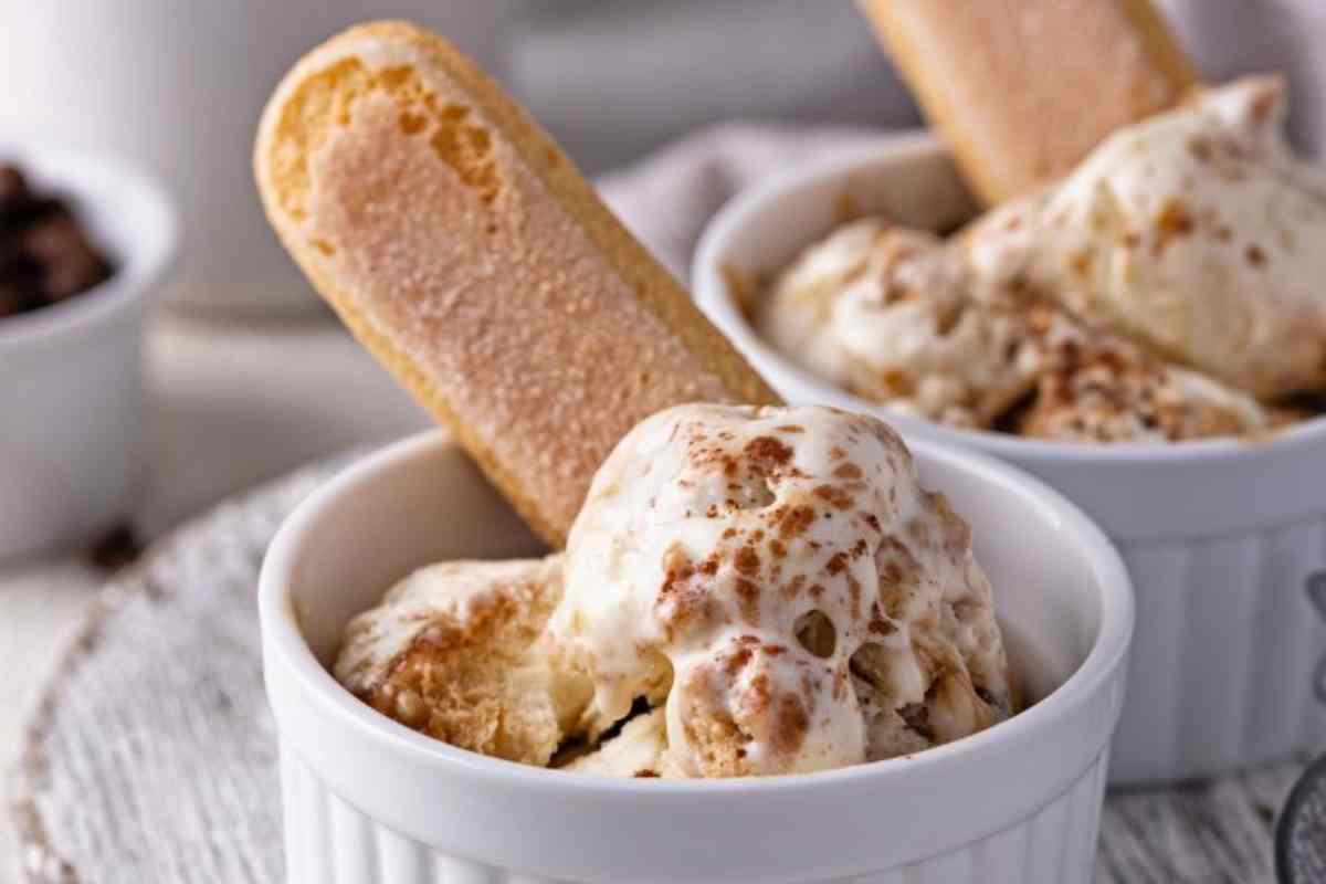 una coppa di gelato al tiramisù con savoiardi
