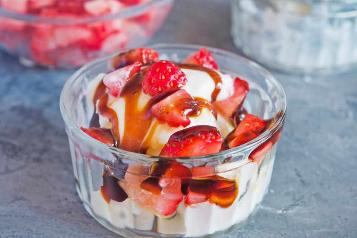 coppetta di gelato allo yogurt con frutta e topping