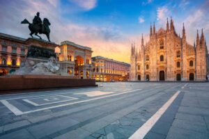 Una foto della città di Milano precisamente della piazza del Duomo