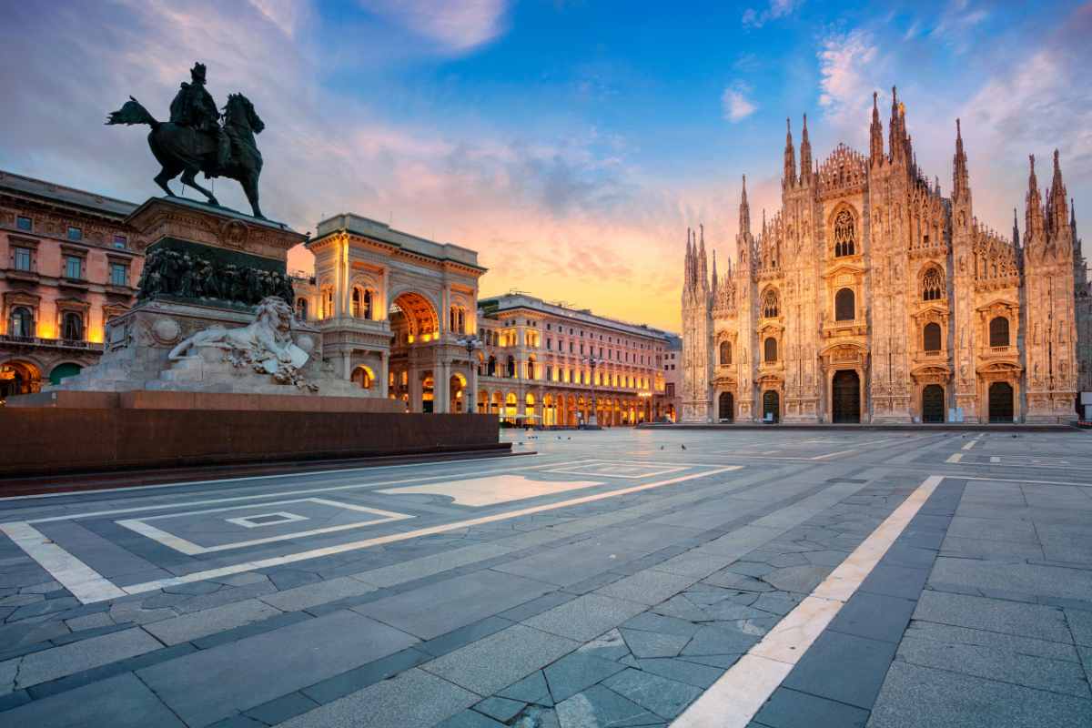 Una foto della città di Milano precisamente della piazza del Duomo