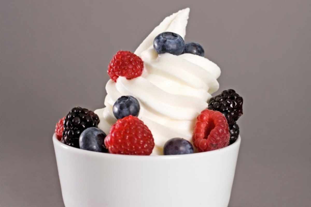 Gelato allo yogurt con frutta in una coppa