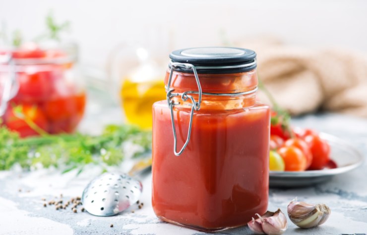 barattolo di vetro di salsa di pomodoro