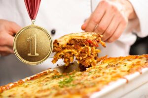 una teglia di lasagna e la medaglia numero 1