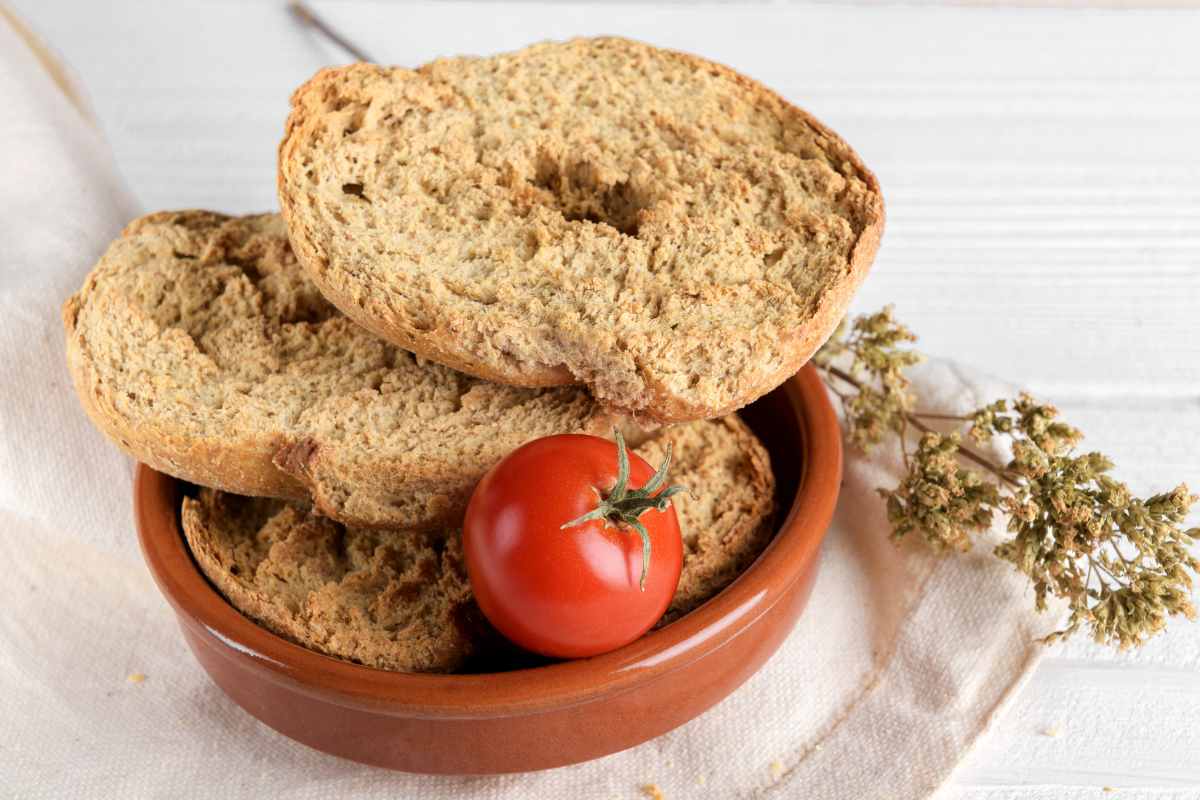delle friselle una sopra l'altra dentro una ciotola in ceramica
