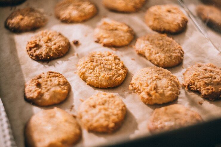 Biscotti su carta forno in teglia