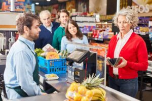 fila lunga al supermercato