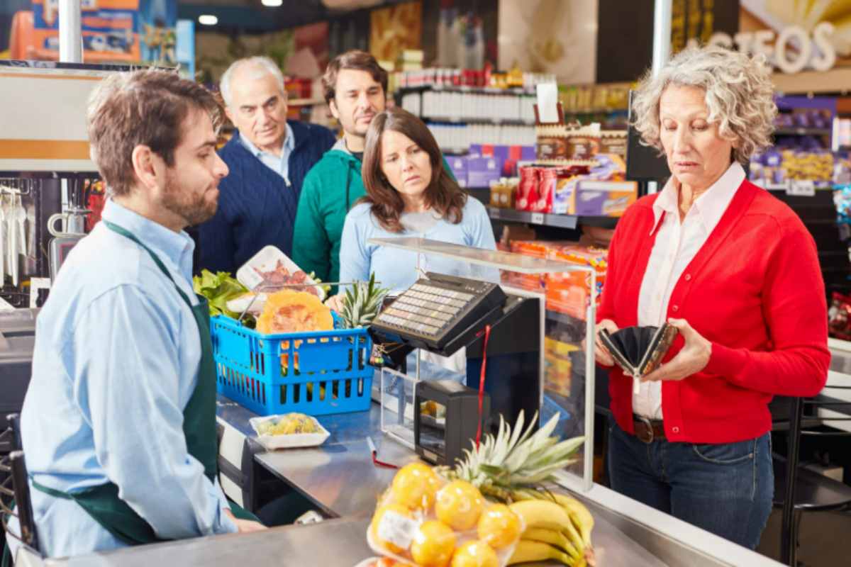 fila lunga al supermercato
