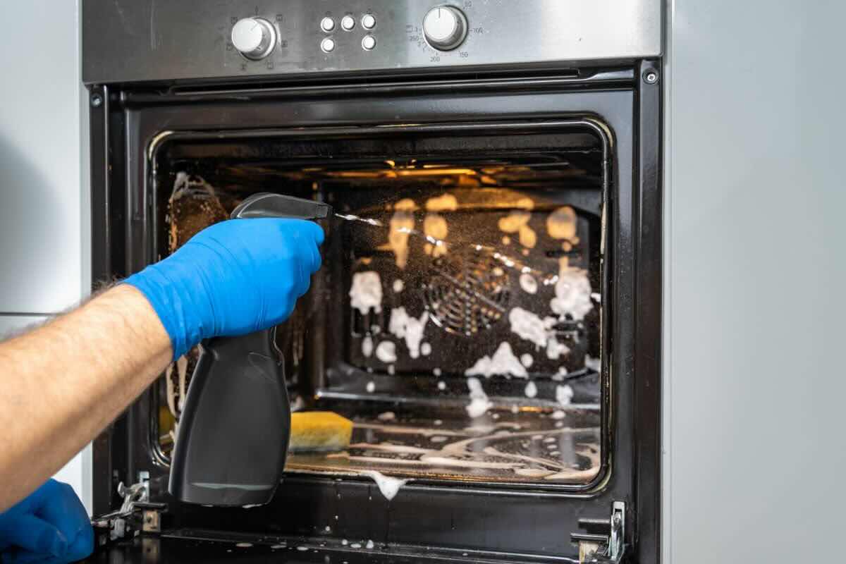 Spruzzare prodotto nel forno